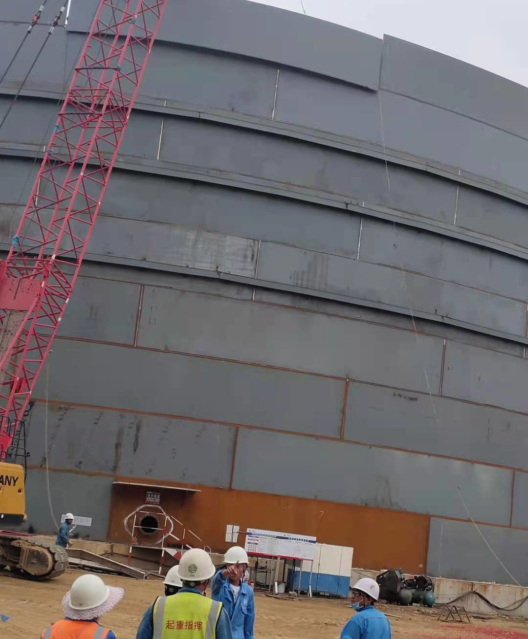 2021年8月13日 日照基地项目第一台罐封顶发送到网站★.jpg